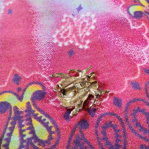 Simple Small Bug Pin - Picture 6 of 6